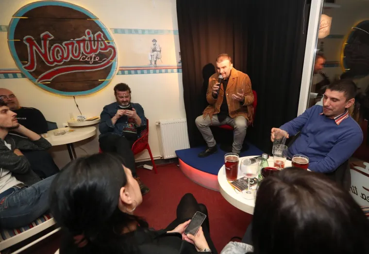 Chuck Norris dobio spomenik u Slobo&scaron;tini povodom svojeg 78. rođendana