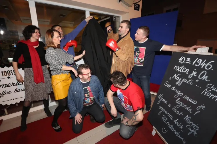 Chuck Norris dobio spomenik u Slobo&scaron;tini povodom svojeg 78. rođendana