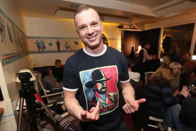 Chuck Norris dobio spomenik u Slobo&scaron;tini povodom svojeg 78. rođendana