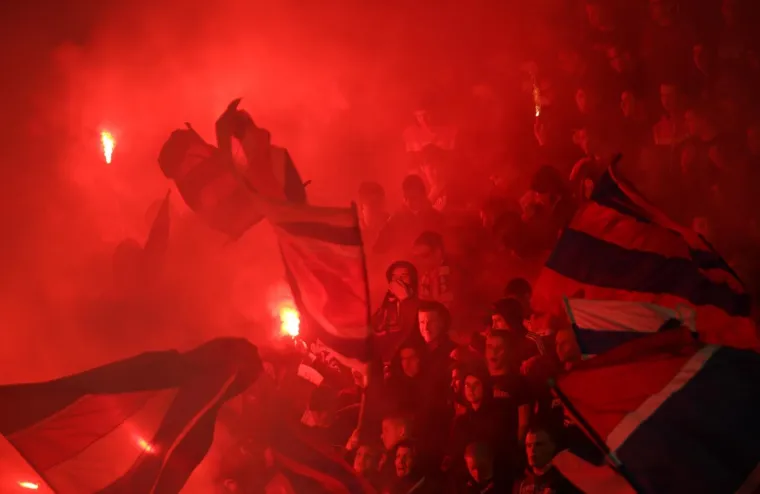 SPLIĆANE ČEKA NOVA KAZNA: Torcida opet napravila bakljadu na Poljduu