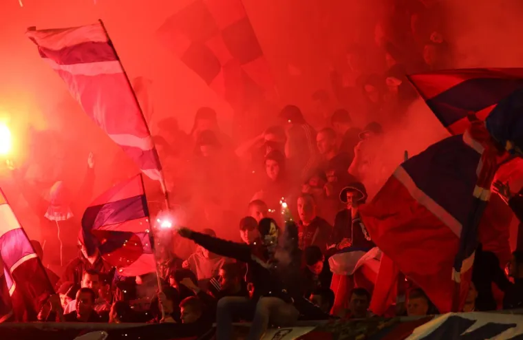 SPLIĆANE ČEKA NOVA KAZNA: Torcida opet napravila bakljadu na Poljduu