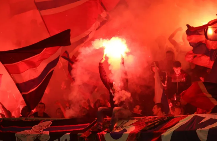 SPLIĆANE ČEKA NOVA KAZNA: Torcida opet napravila bakljadu na Poljduu