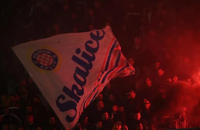 SPLIĆANE ČEKA NOVA KAZNA: Torcida opet napravila bakljadu na Poljduu