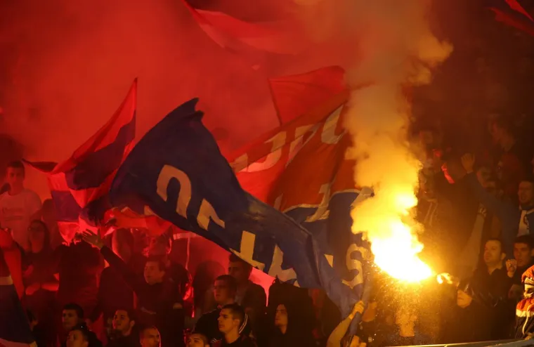 SPLIĆANE ČEKA NOVA KAZNA: Torcida opet napravila bakljadu na Poljduu