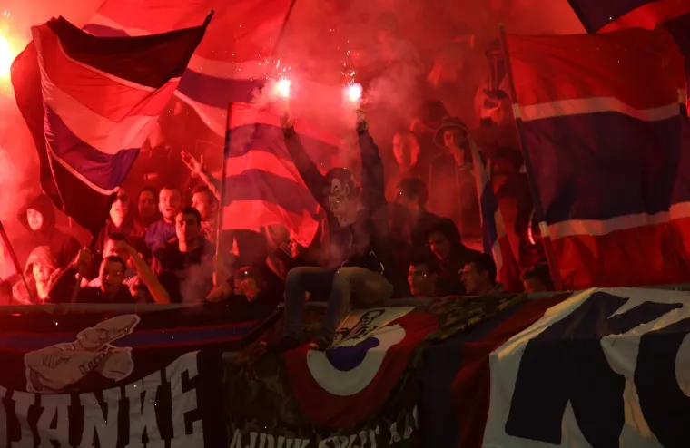 SPLIĆANE ČEKA NOVA KAZNA: Torcida opet napravila bakljadu na Poljduu