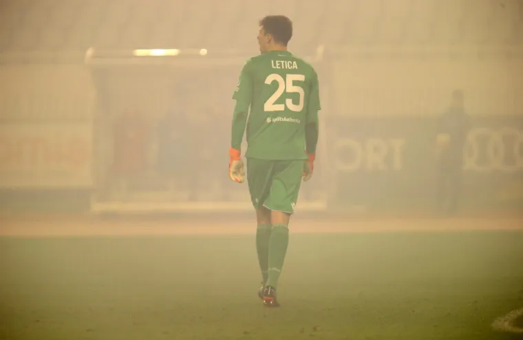 SPLIĆANE ČEKA NOVA KAZNA: Torcida opet napravila bakljadu na Poljduu