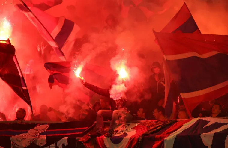 SPLIĆANE ČEKA NOVA KAZNA: Torcida opet napravila bakljadu na Poljduu