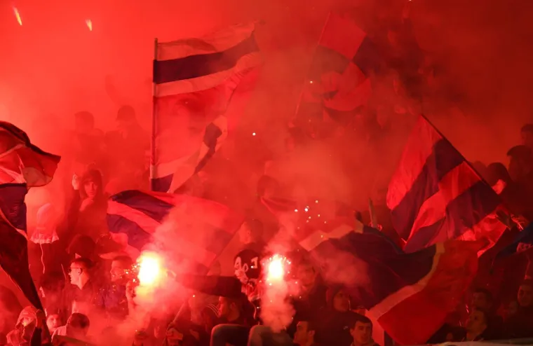 SPLIĆANE ČEKA NOVA KAZNA: Torcida opet napravila bakljadu na Poljduu