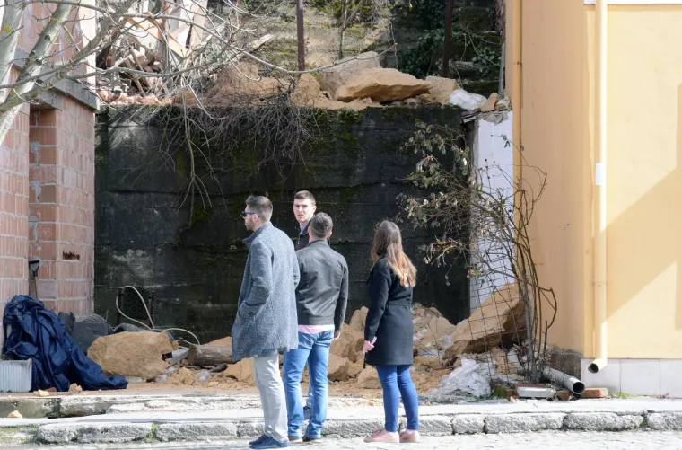 GROMADA SE ODLOMILA I SKORO PALA NA OBITELJSKE KUĆE: Vlasnici istrčali u panici, prijete novi odroni