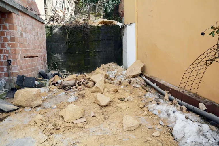 GROMADA SE ODLOMILA I SKORO PALA NA OBITELJSKE KUĆE: Vlasnici istrčali u panici, prijete novi odroni