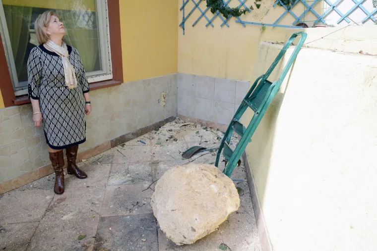 Hrvatska Kostajnica: zbog otapanja snijega s brda iznad kuća odlomio se komad stijene