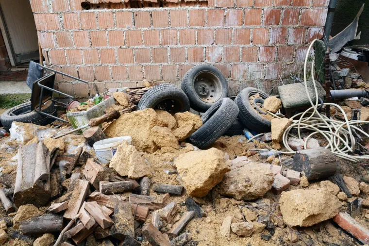 Hrvatska Kostajnica: zbog otapanja snijega s brda iznad kuća odlomio se komad stijene