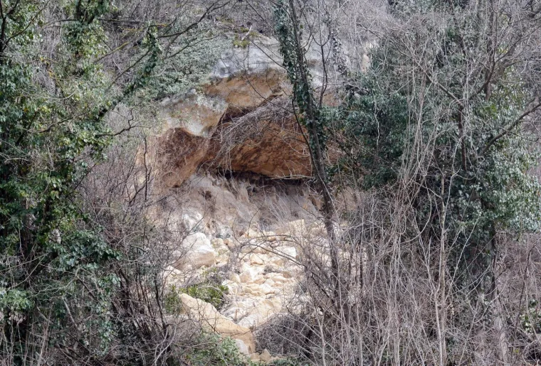 Hrvatska Kostajnica: zbog otapanja snijega s brda iznad kuća odlomio se komad stijene