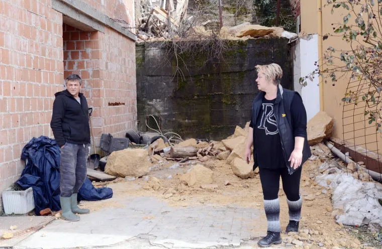 Hrvatska Kostajnica: zbog otapanja snijega s brda iznad kuća odlomio se komad stijene