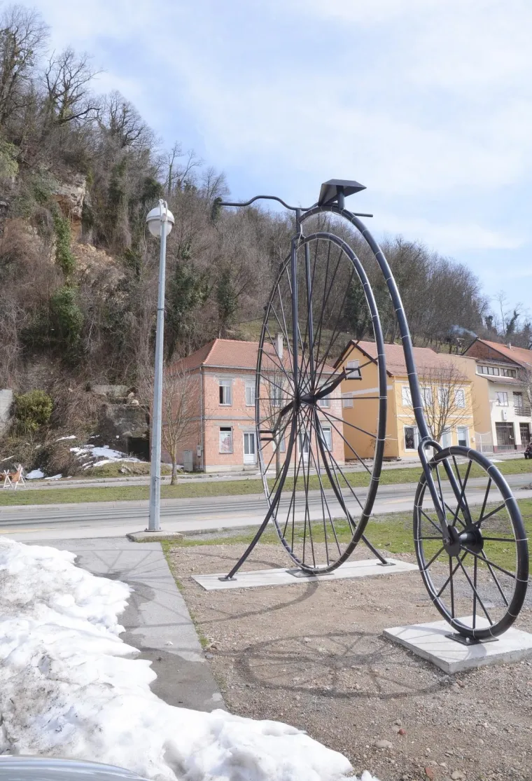 Hrvatska Kostajnica: zbog otapanja snijega s brda iznad kuća odlomio se komad stijene