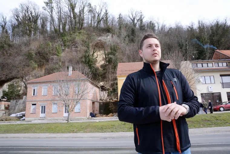 Hrvatska Kostajnica: zbog otapanja snijega s brda iznad kuća odlomio se komad stijene