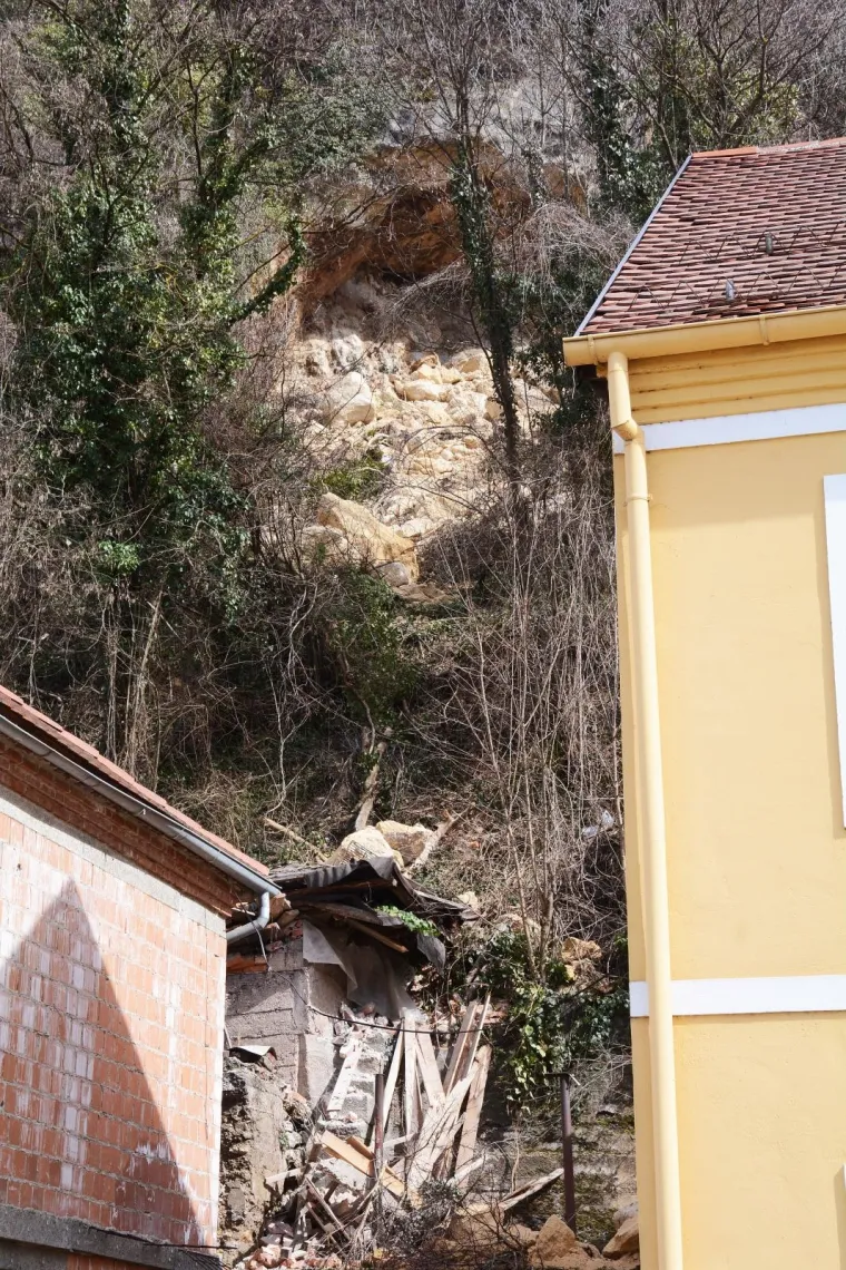 Hrvatska Kostajnica: zbog otapanja snijega s brda iznad kuća odlomio se komad stijene