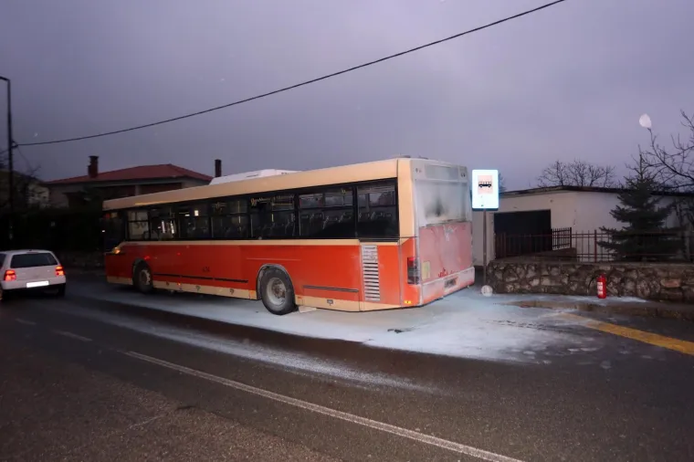 U Rijeci je planuo autobus