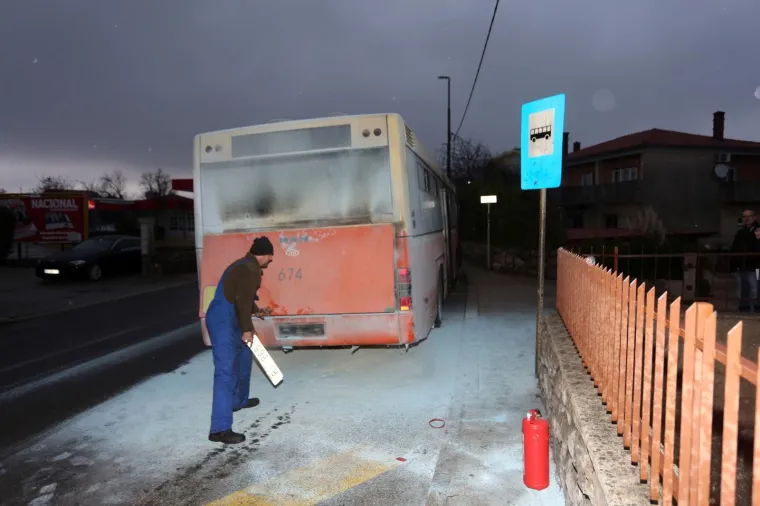 U Rijeci je planuo autobus