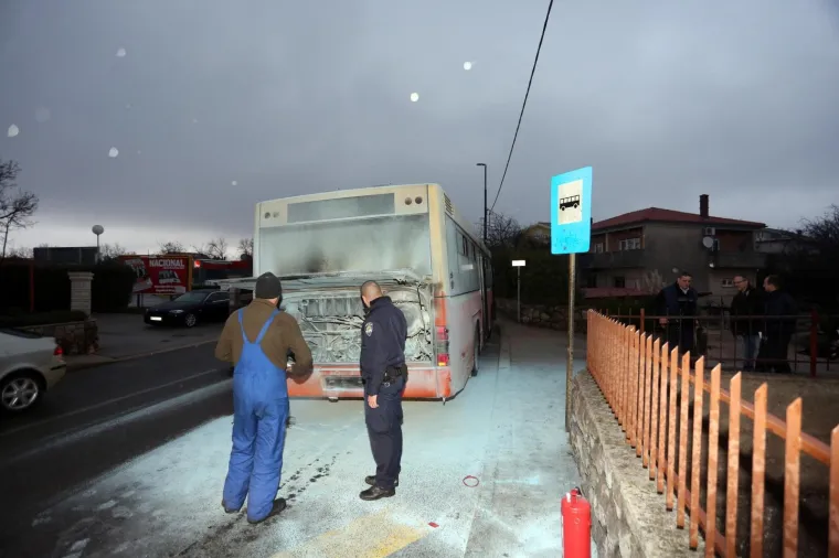 U Rijeci je planuo autobus