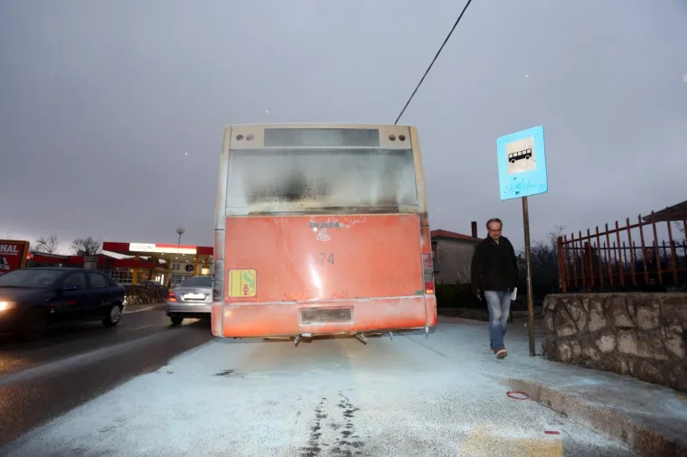 U Rijeci je planuo autobus