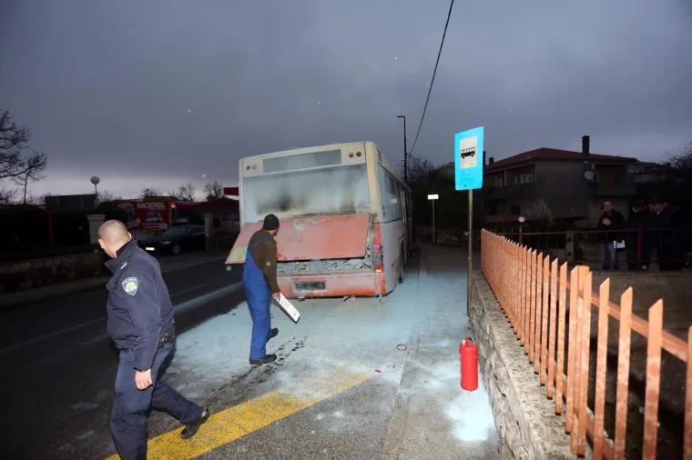 U Rijeci je planuo autobus