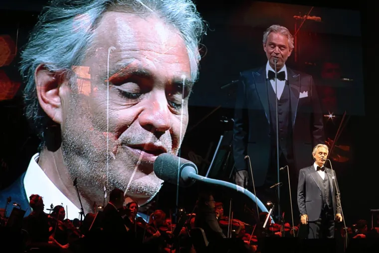 Gladna publika napokon je dočekala koncert talijanskog pjevača Andrea Bocellija za koji se mjesecima tražila karta više. Koncert u zagrebačkoj Areni trajao je skoro tri sata, a prepuna Arena dočekala je i ispratila Bocellija gromoglasnim ovacijama. Bocelliju se u jednom trenutku na pozornici pridružila i Maria Aleida Rodriguez, a dio atmosfere s koncerta prenosimo u galeriji.