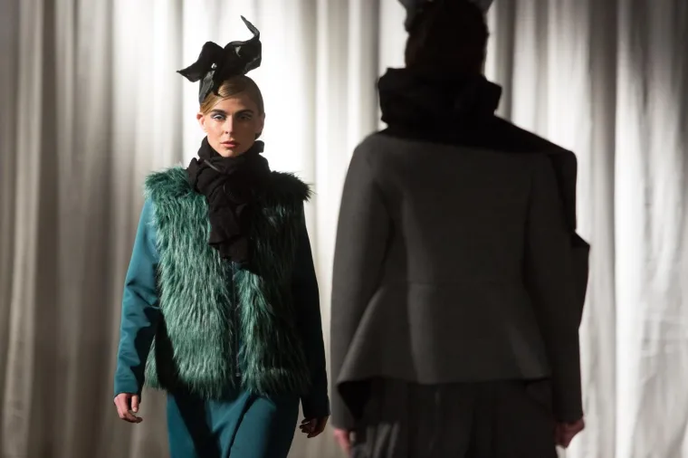 Uglavnom su prevladavali komadi tamnijih i zagasitijih boja, a neobični šeširi i pokrivala za glavu bili su posebno upečatljivi