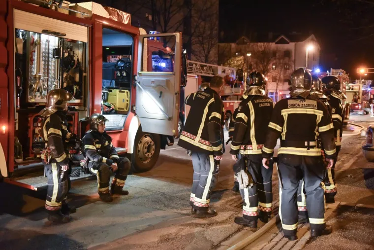 POŽAR U &Scaron;PANSKOM: Vatra izbila na drugom katu, interveniralo vi&scaron;e vatrogasnih vozila