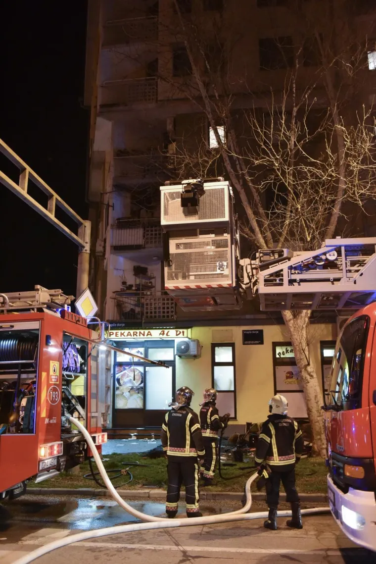 POŽAR U &Scaron;PANSKOM: Vatra izbila na drugom katu, interveniralo vi&scaron;e vatrogasnih vozila
