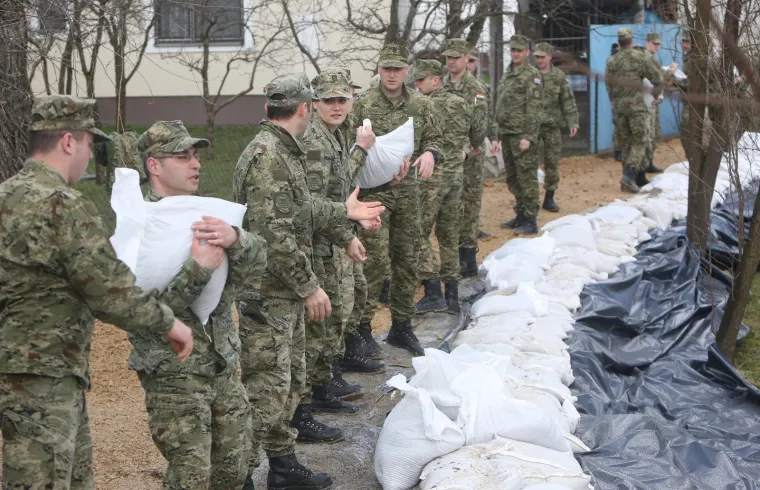 BITKA ZA KARLOVAČKI KRAJ: Voda prijeti kućama, u pomoć stigla i vojska