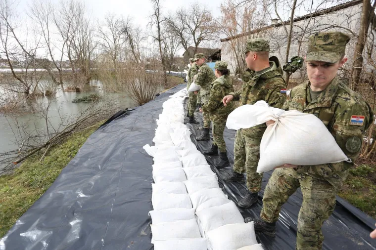 BITKA ZA KARLOVAČKI KRAJ: Voda prijeti kućama, u pomoć stigla i vojska