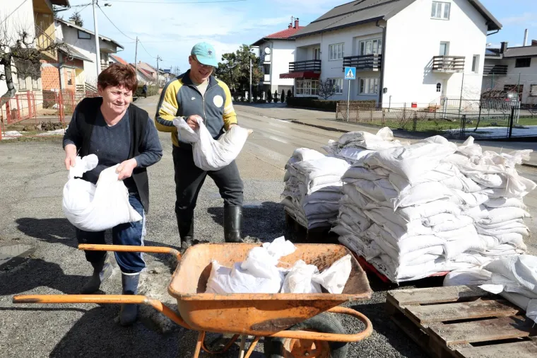 BITKA ZA KARLOVAČKI KRAJ: Voda prijeti kućama, u pomoć stigla i vojska