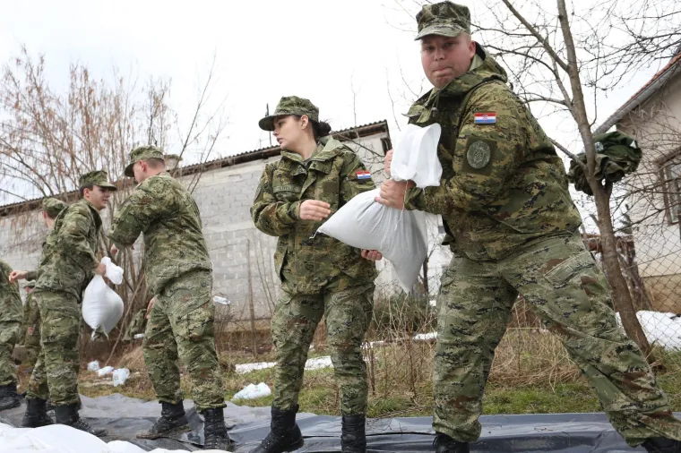BITKA ZA KARLOVAČKI KRAJ: Voda prijeti kućama, u pomoć stigla i vojska
