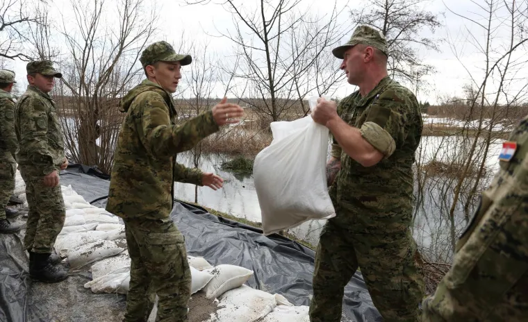 BITKA ZA KARLOVAČKI KRAJ: Voda prijeti kućama, u pomoć stigla i vojska