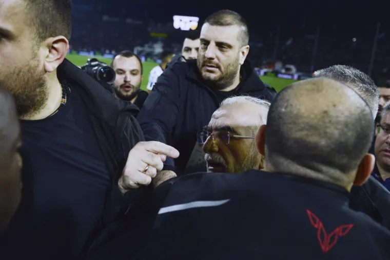 Kaos u Grčkoj: vlasnik PAOK-a pi&scaron;toljem prijetio sucu, vlada prekinula prvenstvo!