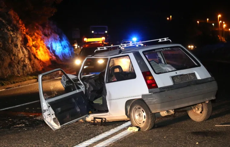 Stravična nesreća na Jadranskoj magistrali: jedna osoba ozlijeđena u sudaru dva osobna automobila
