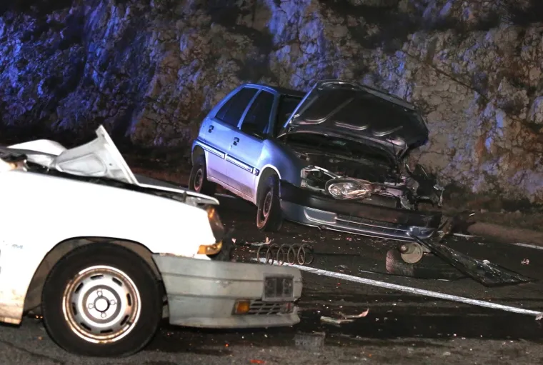 Stravična nesreća na Jadranskoj magistrali: jedna osoba ozlijeđena u sudaru dva osobna automobila