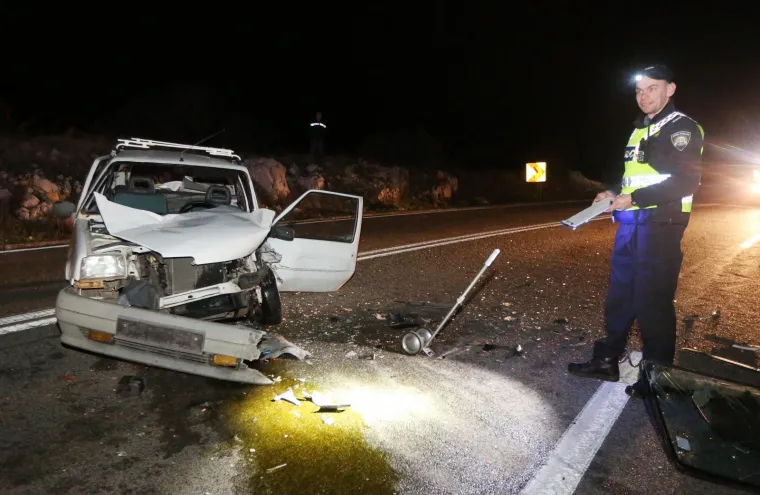 Stravična nesreća na Jadranskoj magistrali: jedna osoba ozlijeđena u sudaru dva osobna automobila