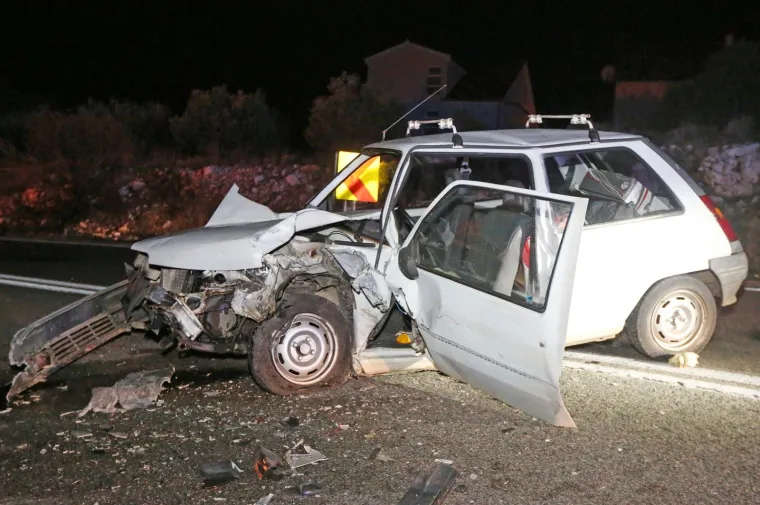 Stravična nesreća na Jadranskoj magistrali: jedna osoba ozlijeđena u sudaru dva osobna automobila