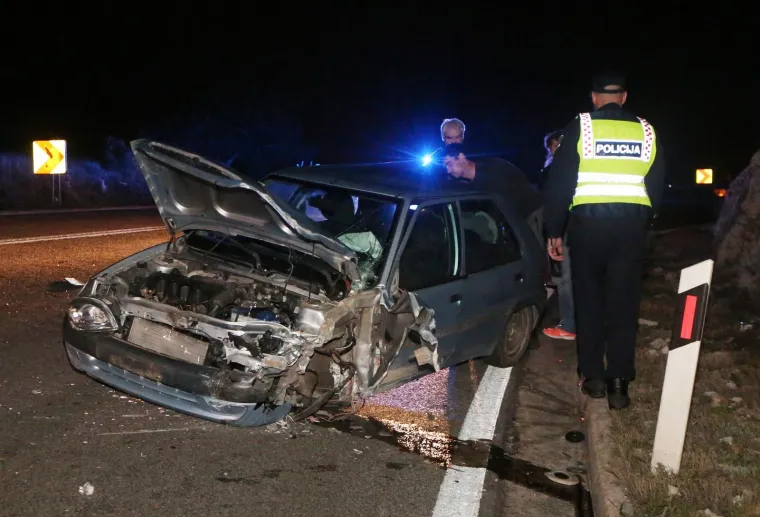 Stravična nesreća na Jadranskoj magistrali: jedna osoba ozlijeđena u sudaru dva osobna automobila