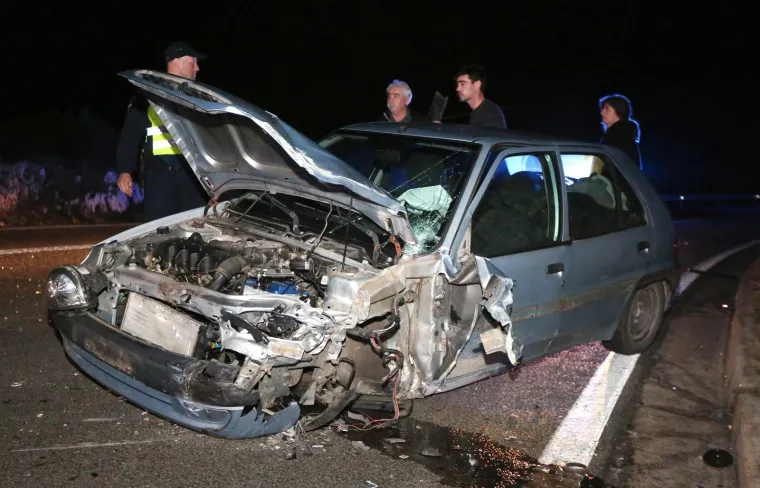 Stravična nesreća na Jadranskoj magistrali: jedna osoba ozlijeđena u sudaru dva osobna automobila