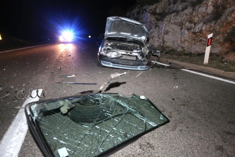 Stravična nesreća na Jadranskoj magistrali: jedna osoba ozlijeđena u sudaru dva osobna automobila