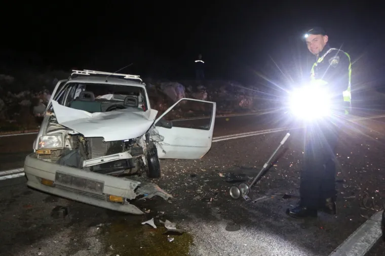 Stravična nesreća na Jadranskoj magistrali: jedna osoba ozlijeđena u sudaru dva osobna automobila