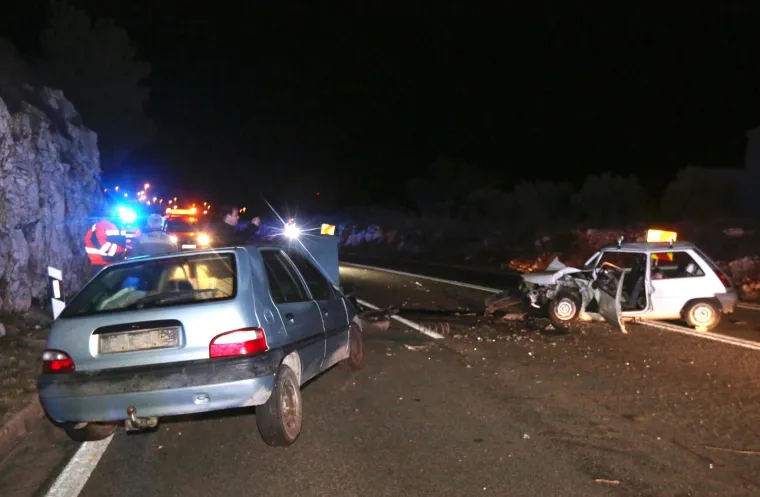 Stravična nesreća na Jadranskoj magistrali: jedna osoba ozlijeđena u sudaru dva osobna automobila