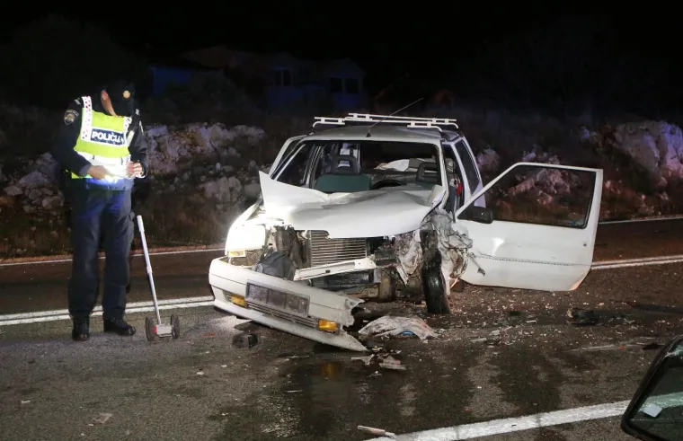 Stravična nesreća na Jadranskoj magistrali: jedna osoba ozlijeđena u sudaru dva osobna automobila