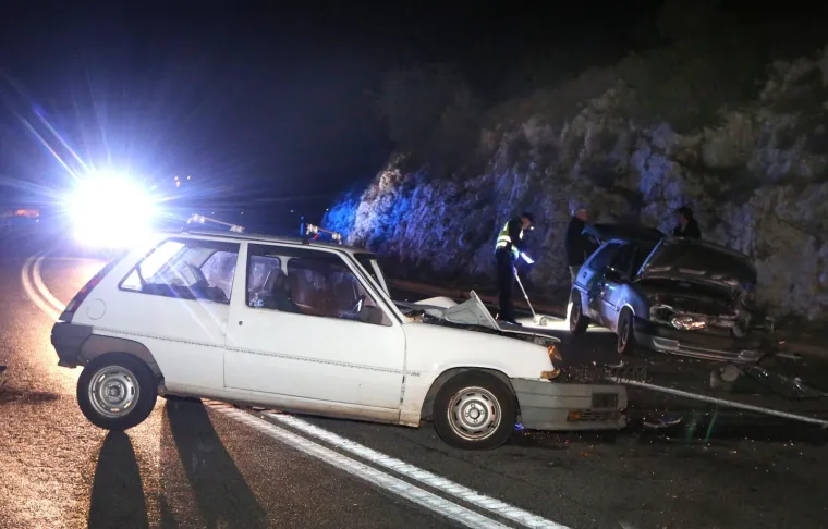 Stravična nesreća na Jadranskoj magistrali: jedna osoba ozlijeđena u sudaru dva osobna automobila