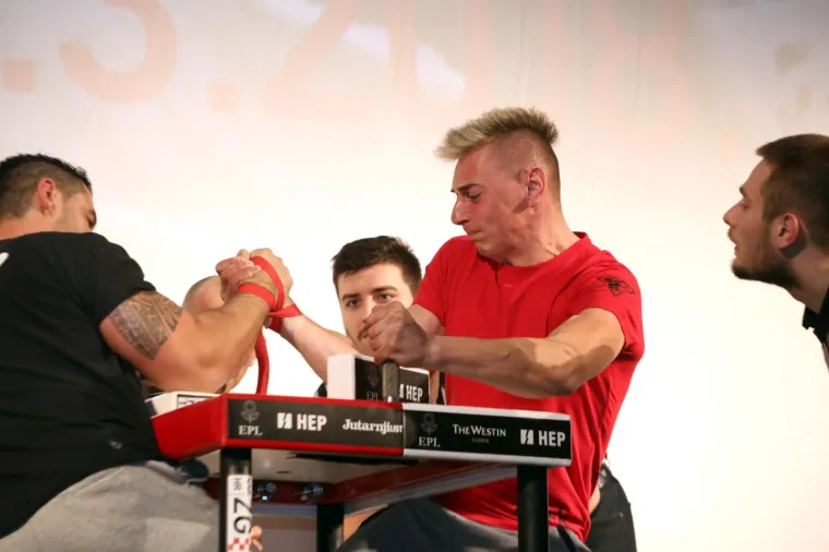 Pogledajte tko ima najjaču desnicu u Hrvatskoj: u Sinju održano državno prvenstvu u obaranju ruke