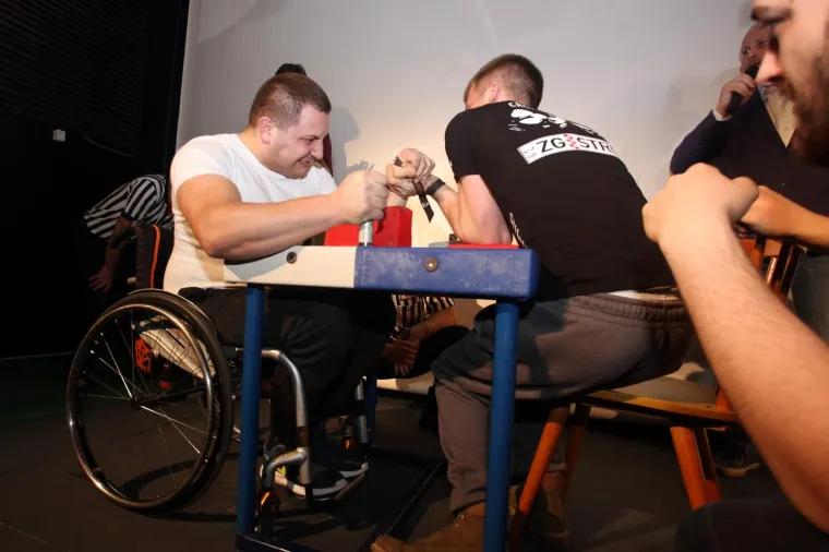 Pogledajte tko ima najjaču desnicu u Hrvatskoj: u Sinju održano državno prvenstvu u obaranju ruke