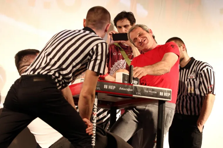 Pogledajte tko ima najjaču desnicu u Hrvatskoj: u Sinju održano državno prvenstvu u obaranju ruke